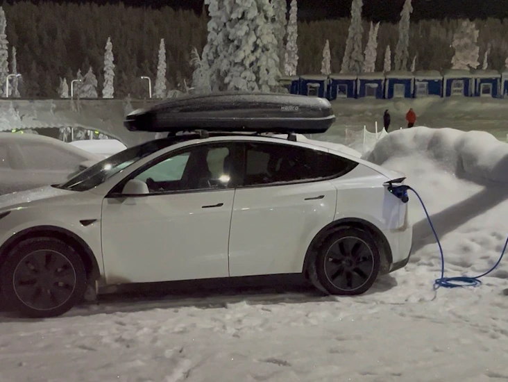 Hapro traxer 8.6 suksiboksi + model y telineet