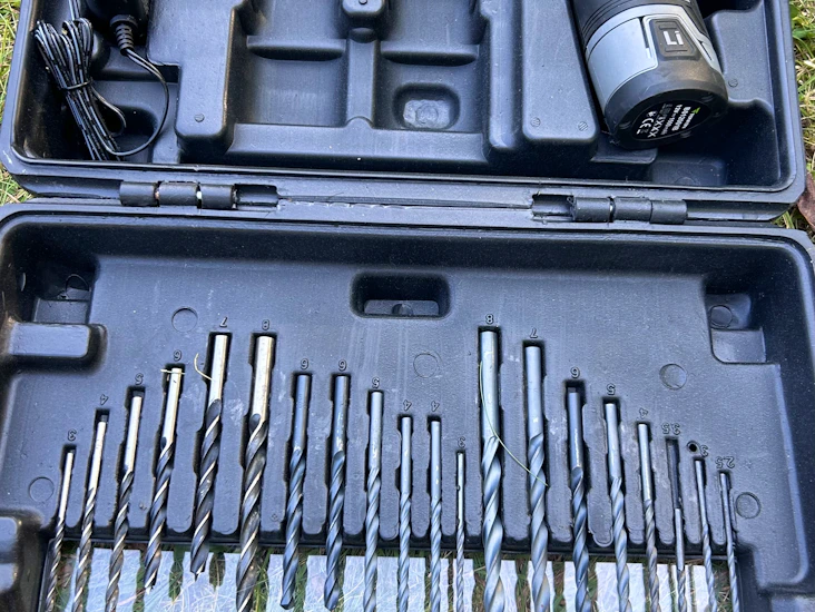 Kompakt skruvdragare med tillbehör 73 delar 12 v 28 nm 2,0 ah