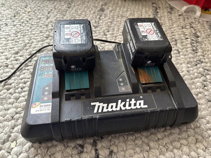 2 x makita 18v batteri samt dubbelladdare