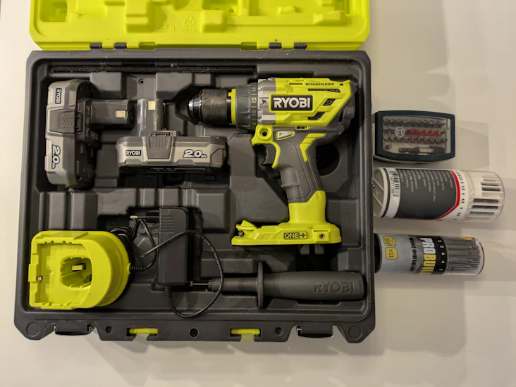 Iskevä akkuporakone ryobi r18pd7