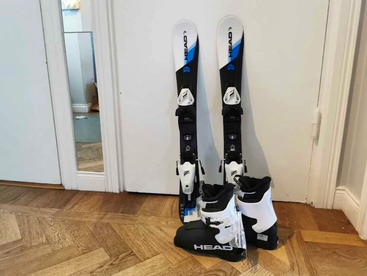 Skidor 77cm + pjäxor 17.5cm (28-29)