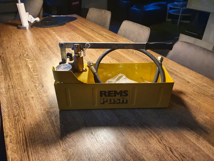 Rems push 50 provtryckningspump.