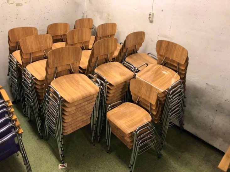 50 skolestoler og 13 bord - fest på 1-2-3