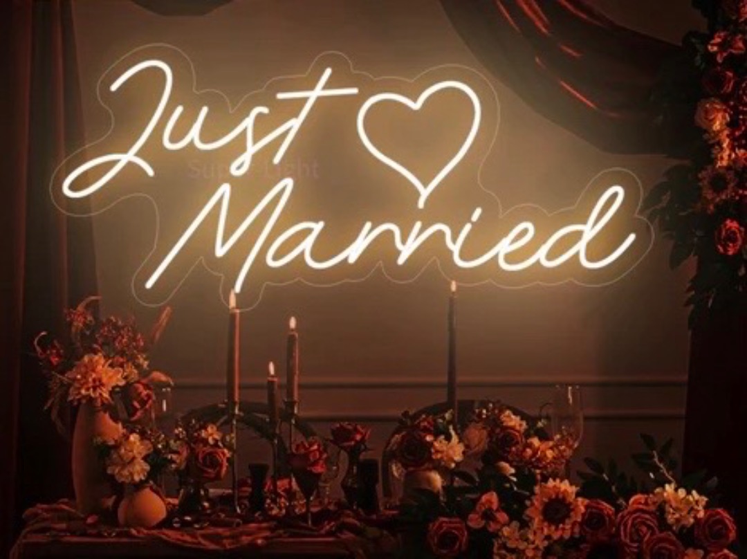 Neonskylt just married bröllop stor skylt