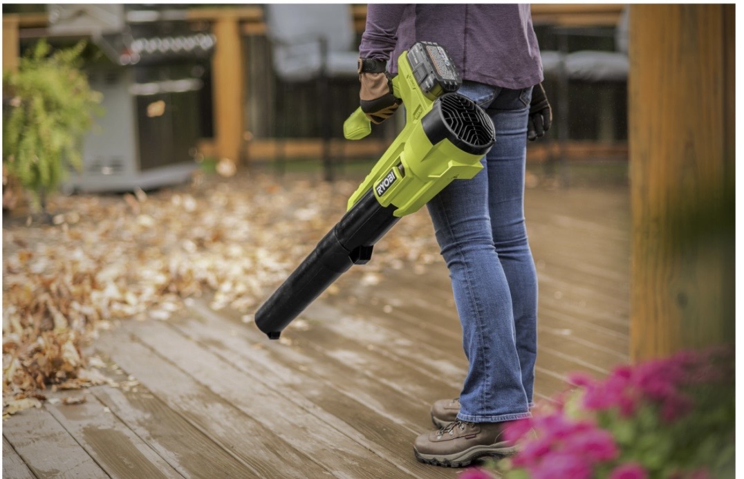 Stark batteridriven lövblås