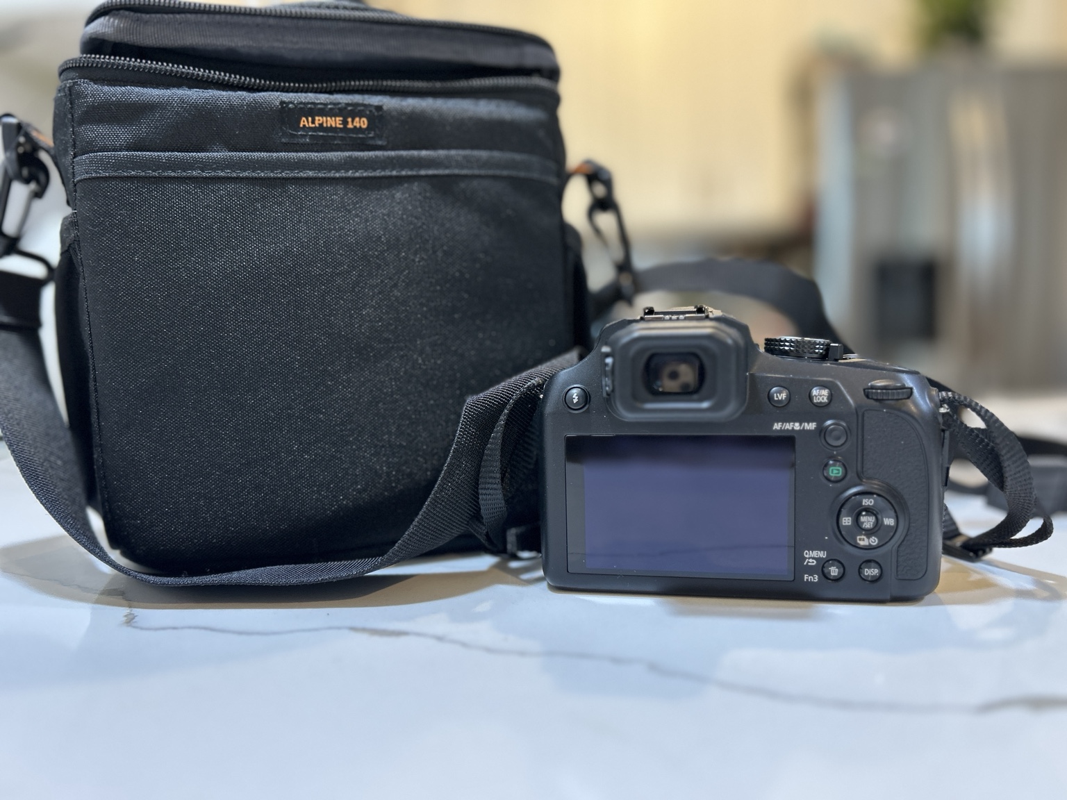 Panasonic lumix fz80d 18.1mp point & shoot digital camera bundle with slinger alpine 140 multi-device shoulder bag, sandisk ultra 32gb uhs-i sdhc memory card
