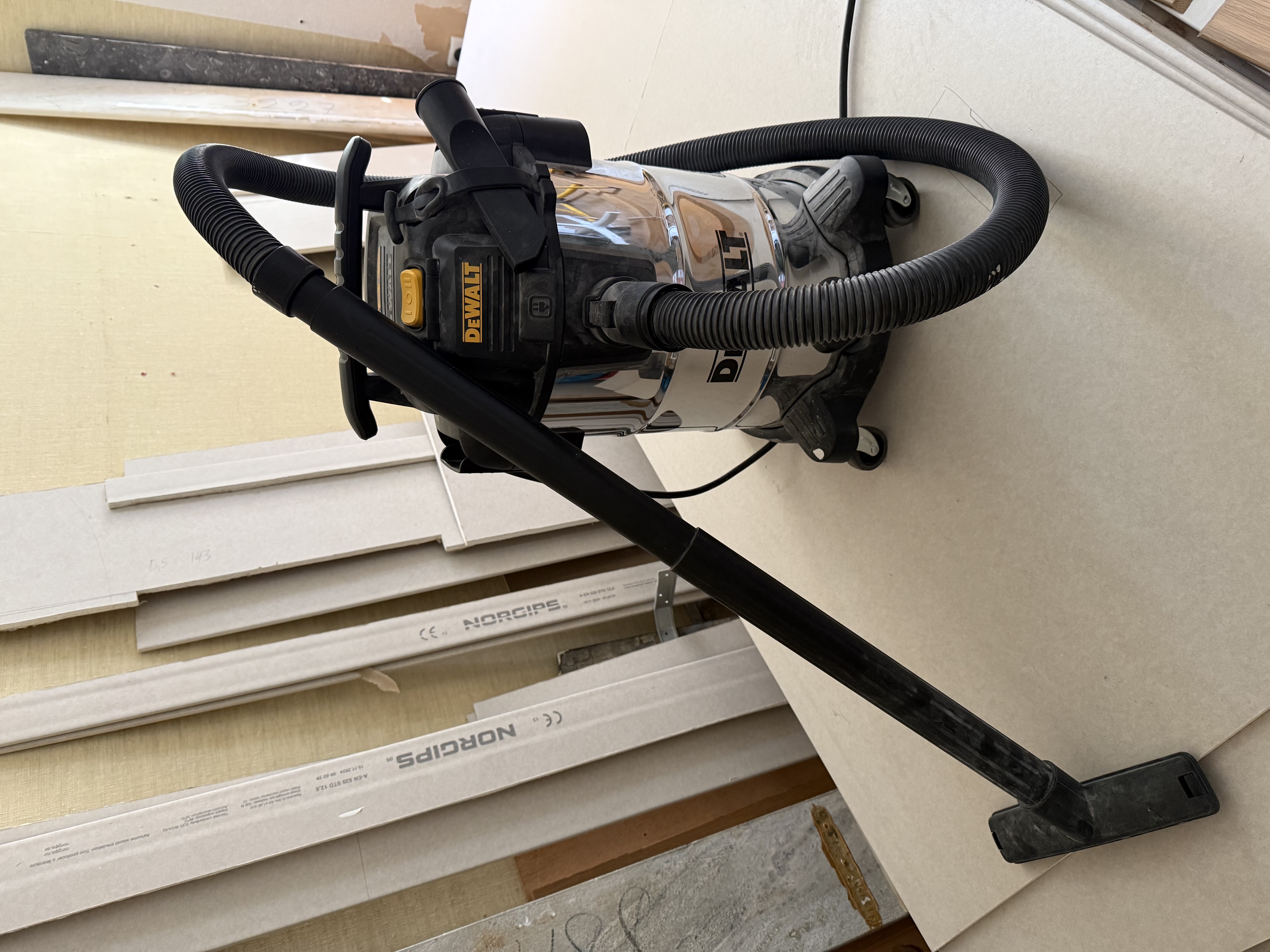 Kraftfull grovdammsugare – dewalt dxv30sapta för byggdamm, vätska och renovering