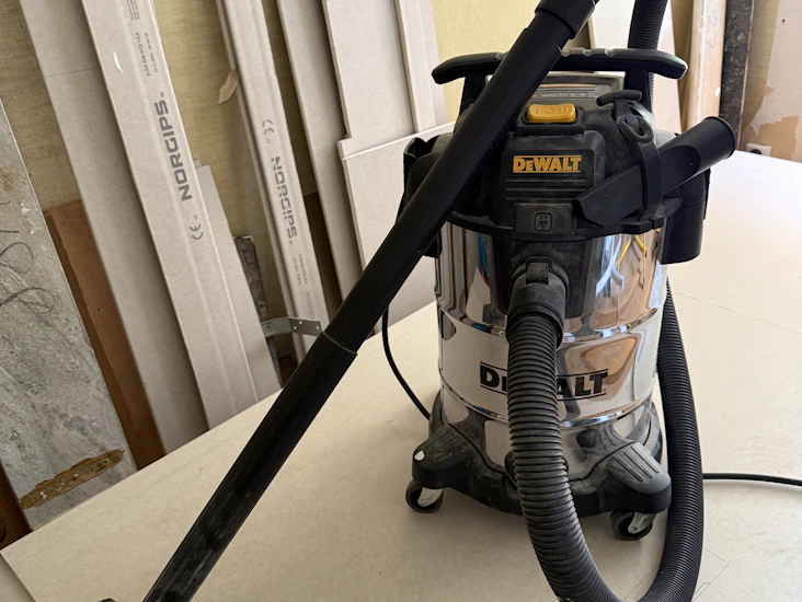 Kraftfull grovdammsugare – dewalt dxv30sapta för byggdamm, vätska och renovering