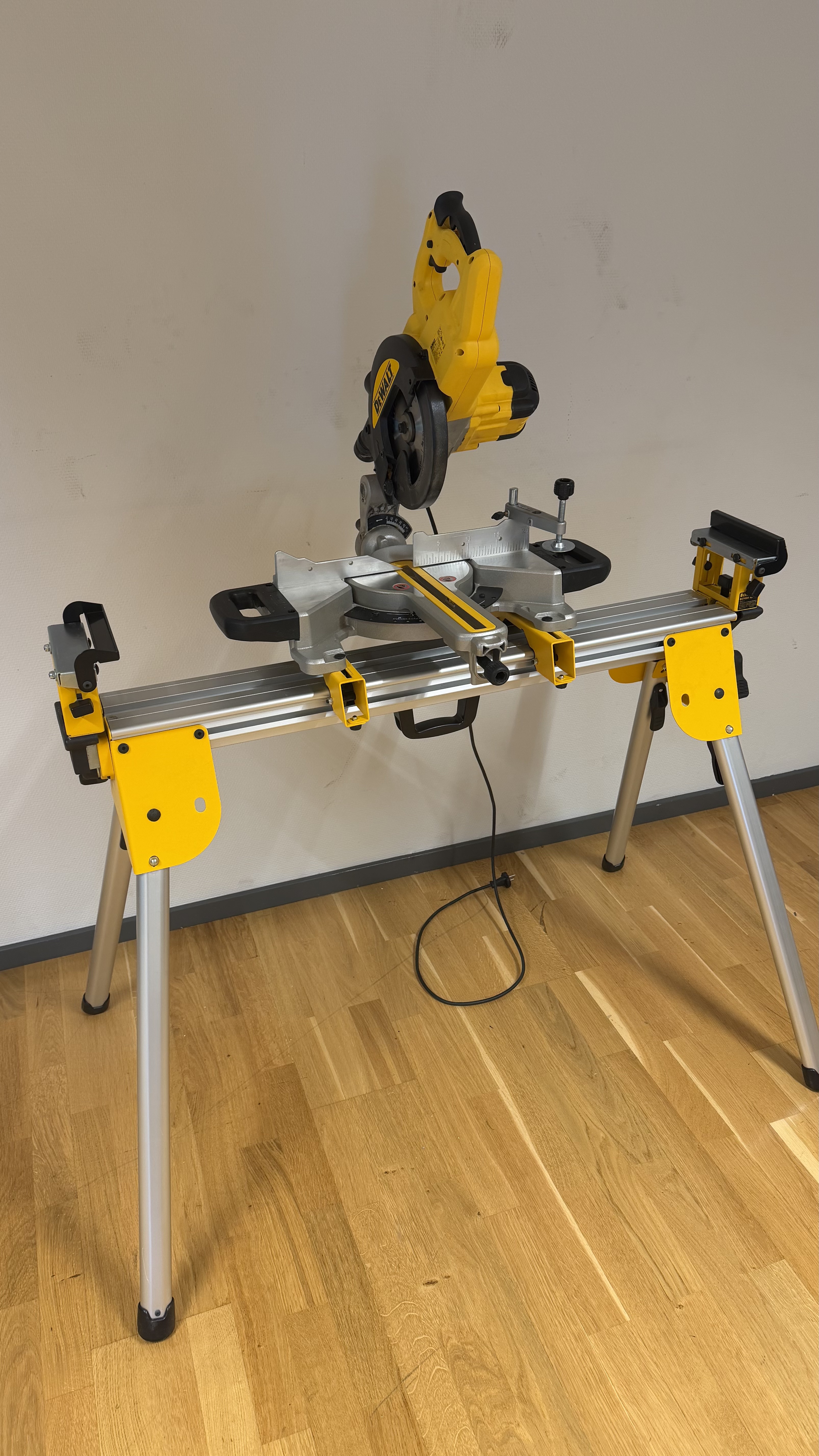  hyr en proffsig dewalt dws773 kap- och gersåg!