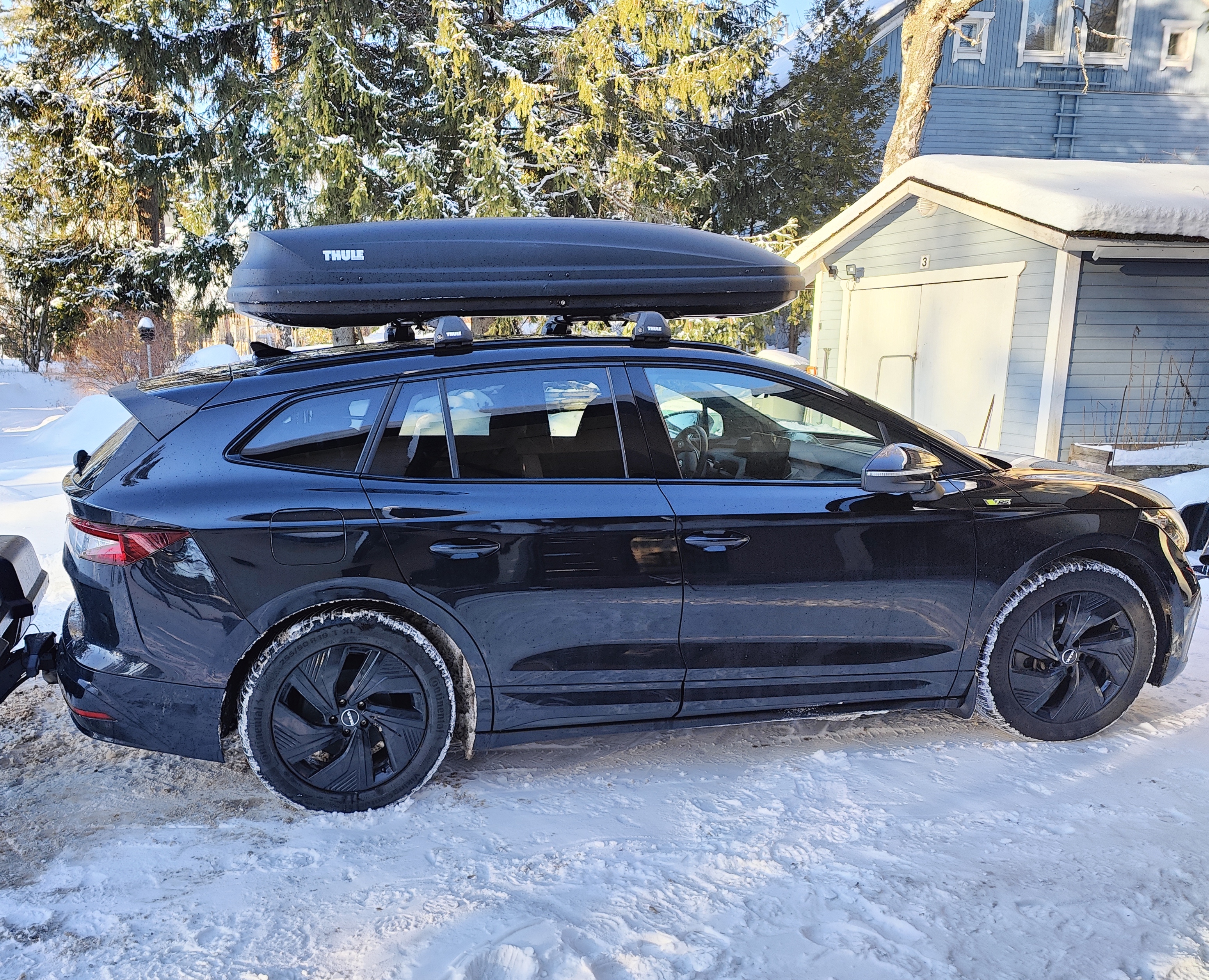 Thule pacific 700 suksiboksi