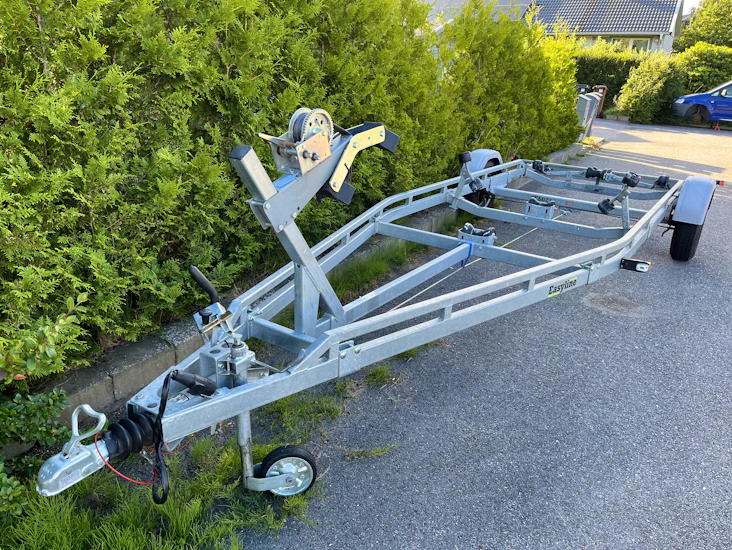 Bromsad båttrailer uthyres