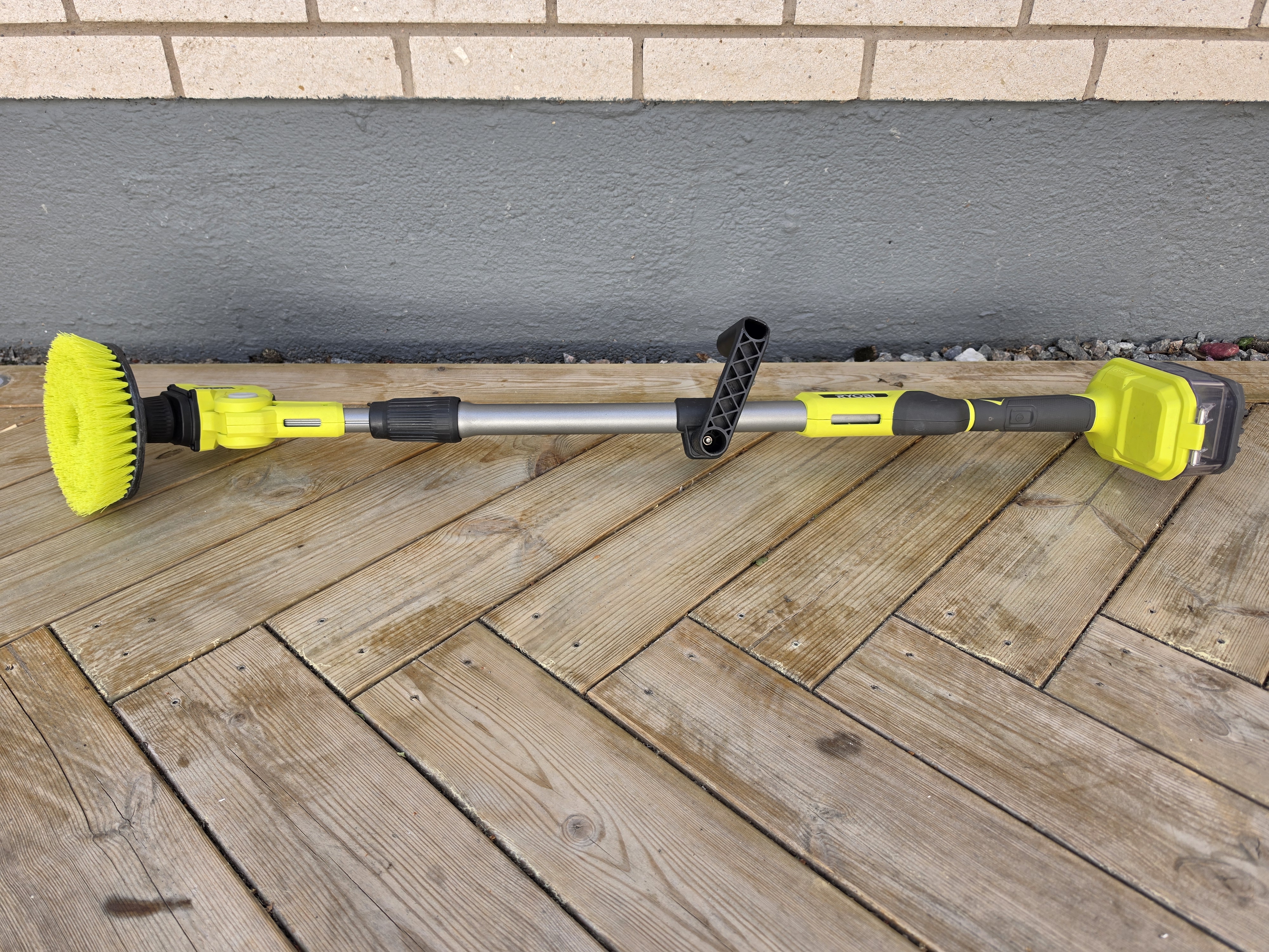 Batteridriven ryobi rengörningsborste - teleskopskaft