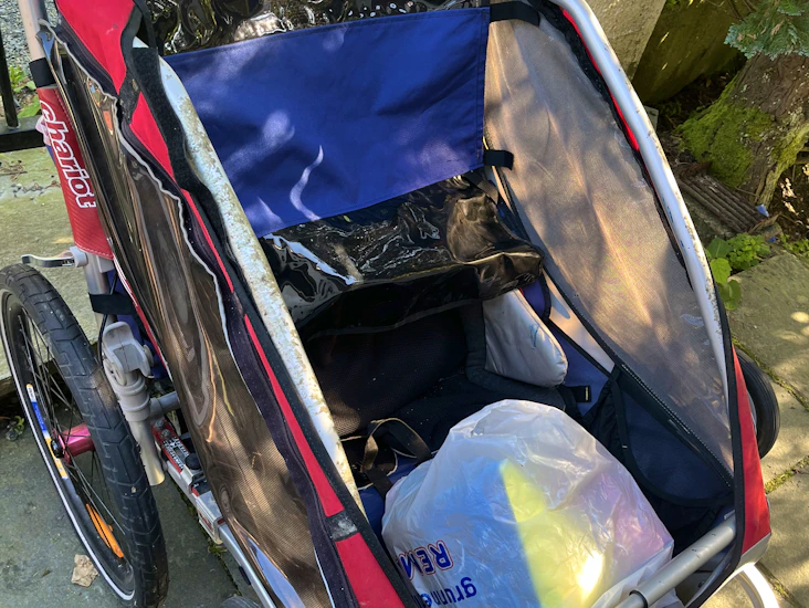 Romslig joggevogn for to barn og utstyr