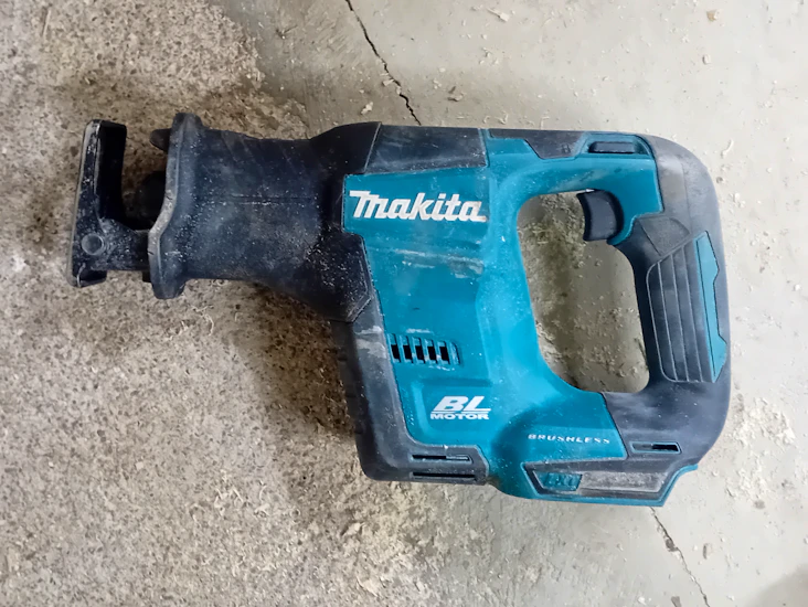 Makitan pieni puukkosaha