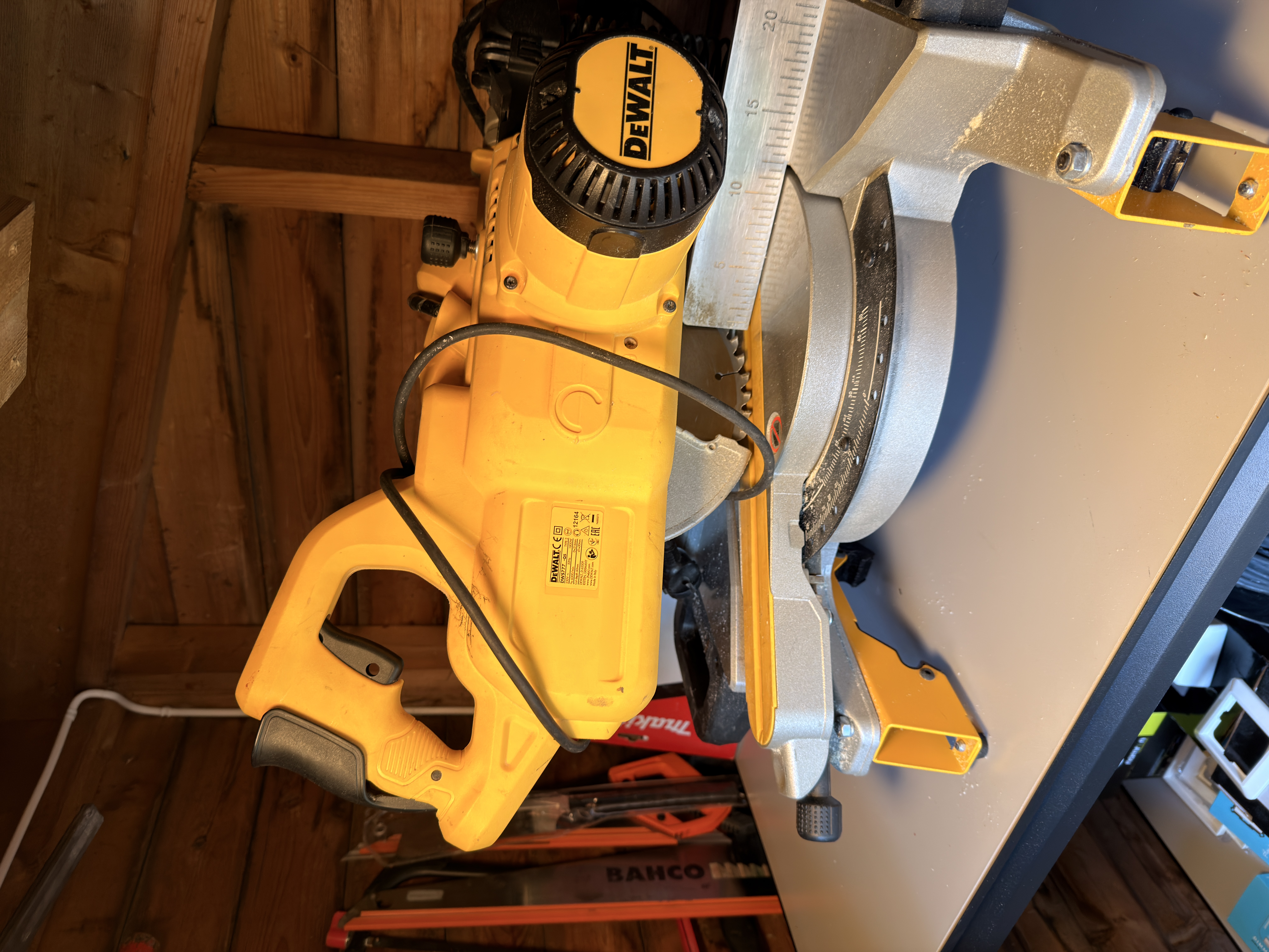 Dewalt 777 kapp og gjærsag med stativ