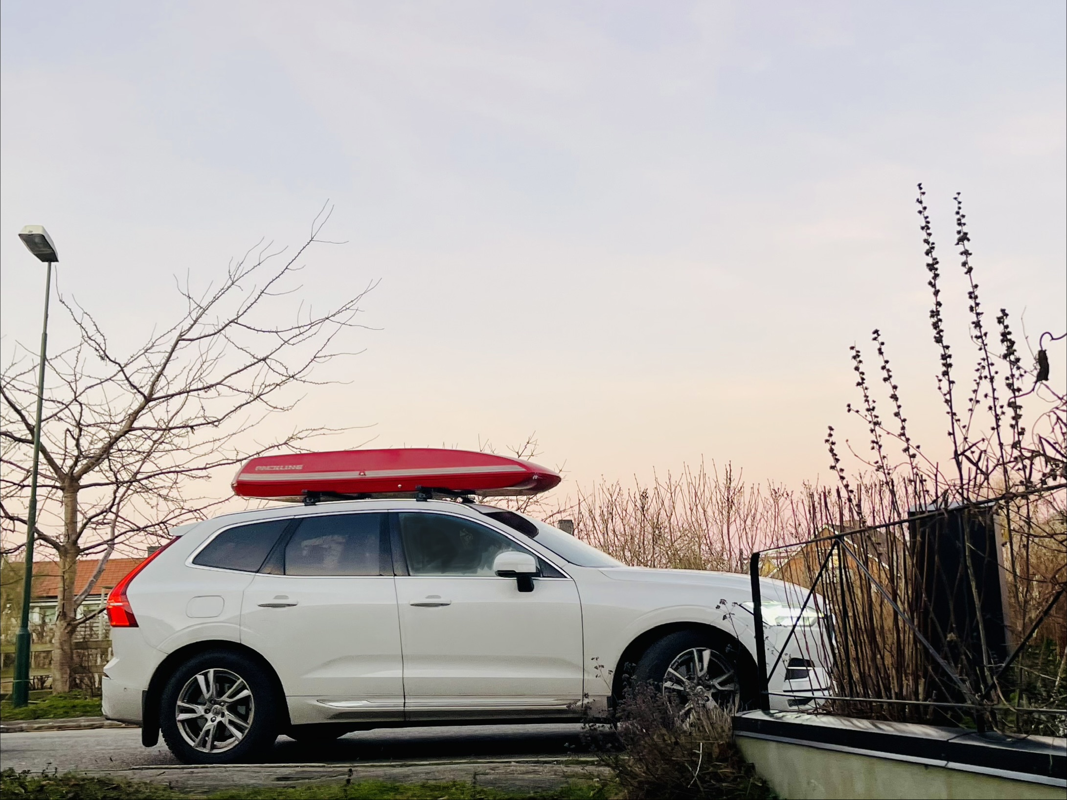 Takbox röd packline med thule-räcken och olika fästen 