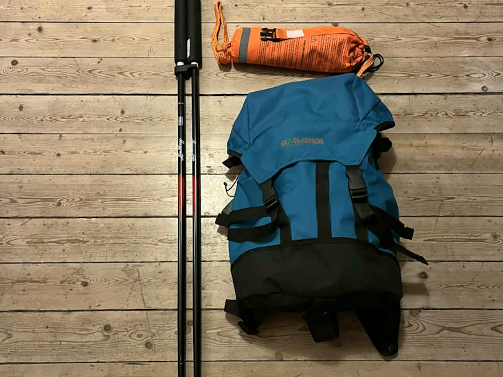 Säkerhetskit för långfärdsskridskor – ispikar, kastlina & ryggsäck