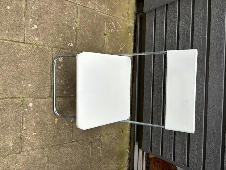 Vit klappstol, extra stol