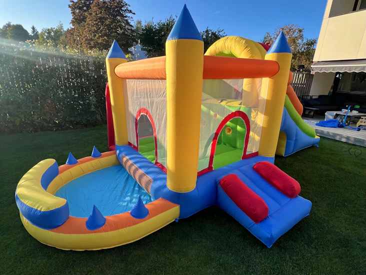 Stor hoppborg med fläkt