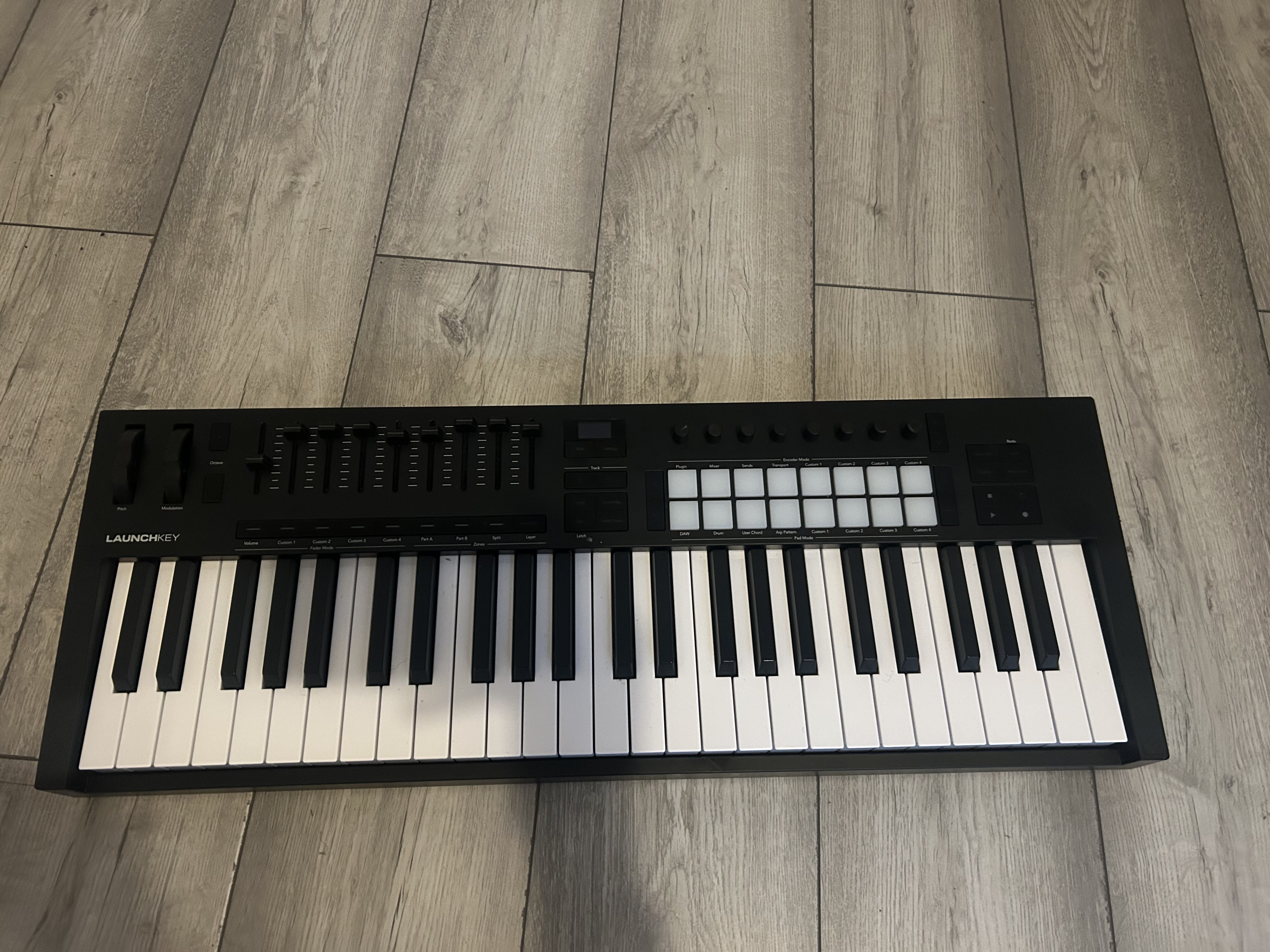 Novation launchkey 49 midi controller – studio & production ready