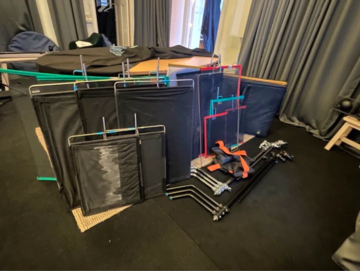 C-stand med sandsäck och flaggor