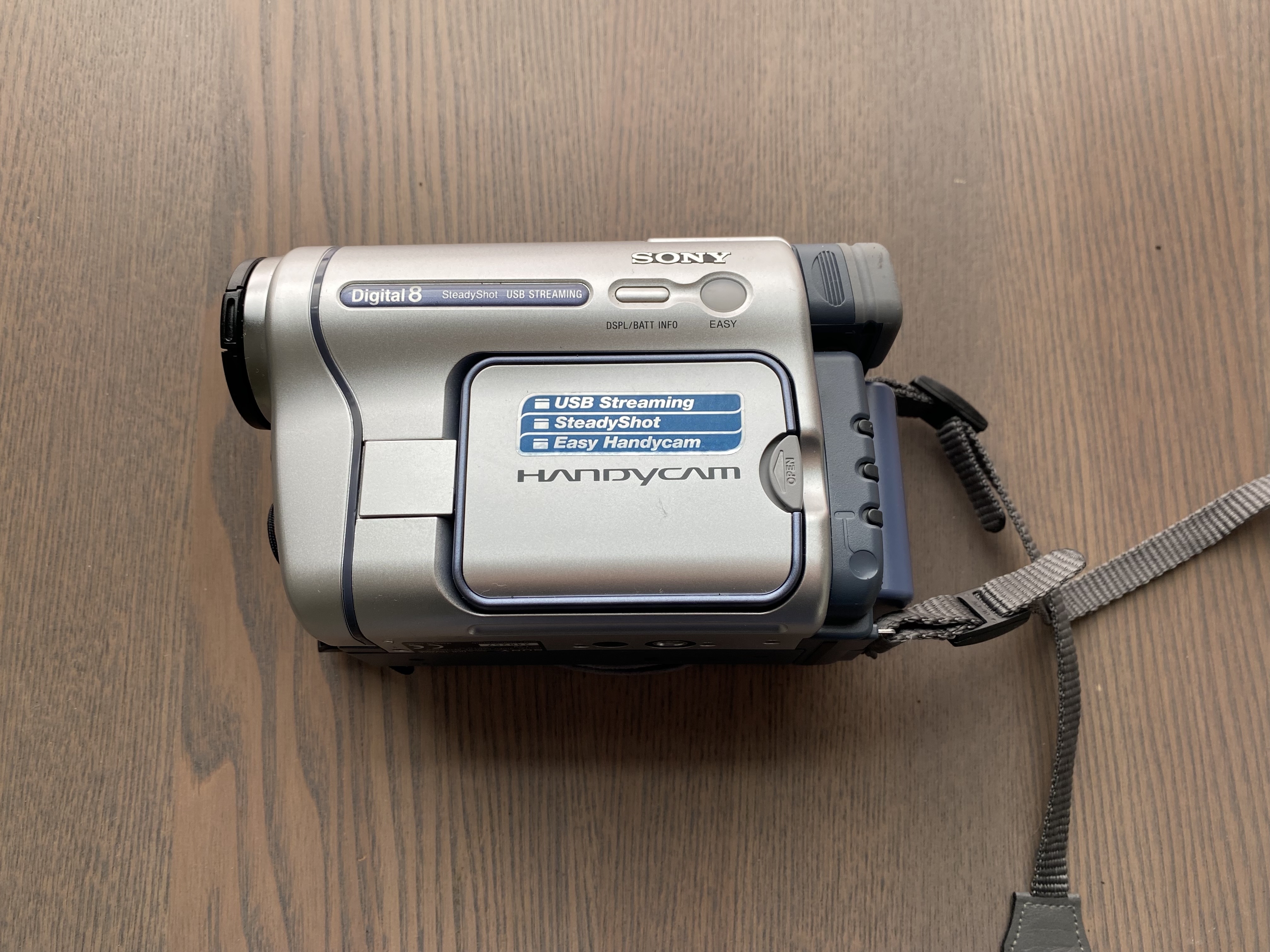 Sony handycam dcr-trv225e pal hi8 digital 8 camcorder