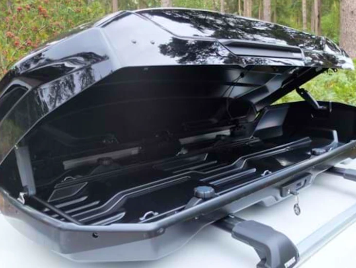 Thule motion 3 suksiboksi ja tesla model y:n ja volvo ex30 telineet