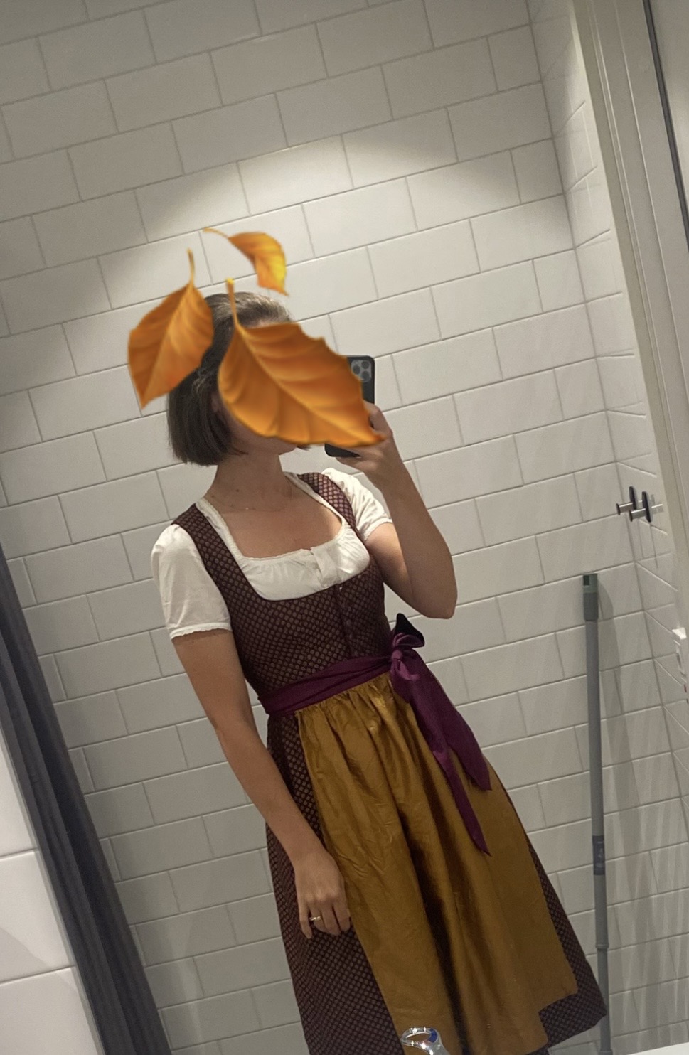 Äkta dirndl med sidenförkläde – perfekt till oktoberfest 🍺