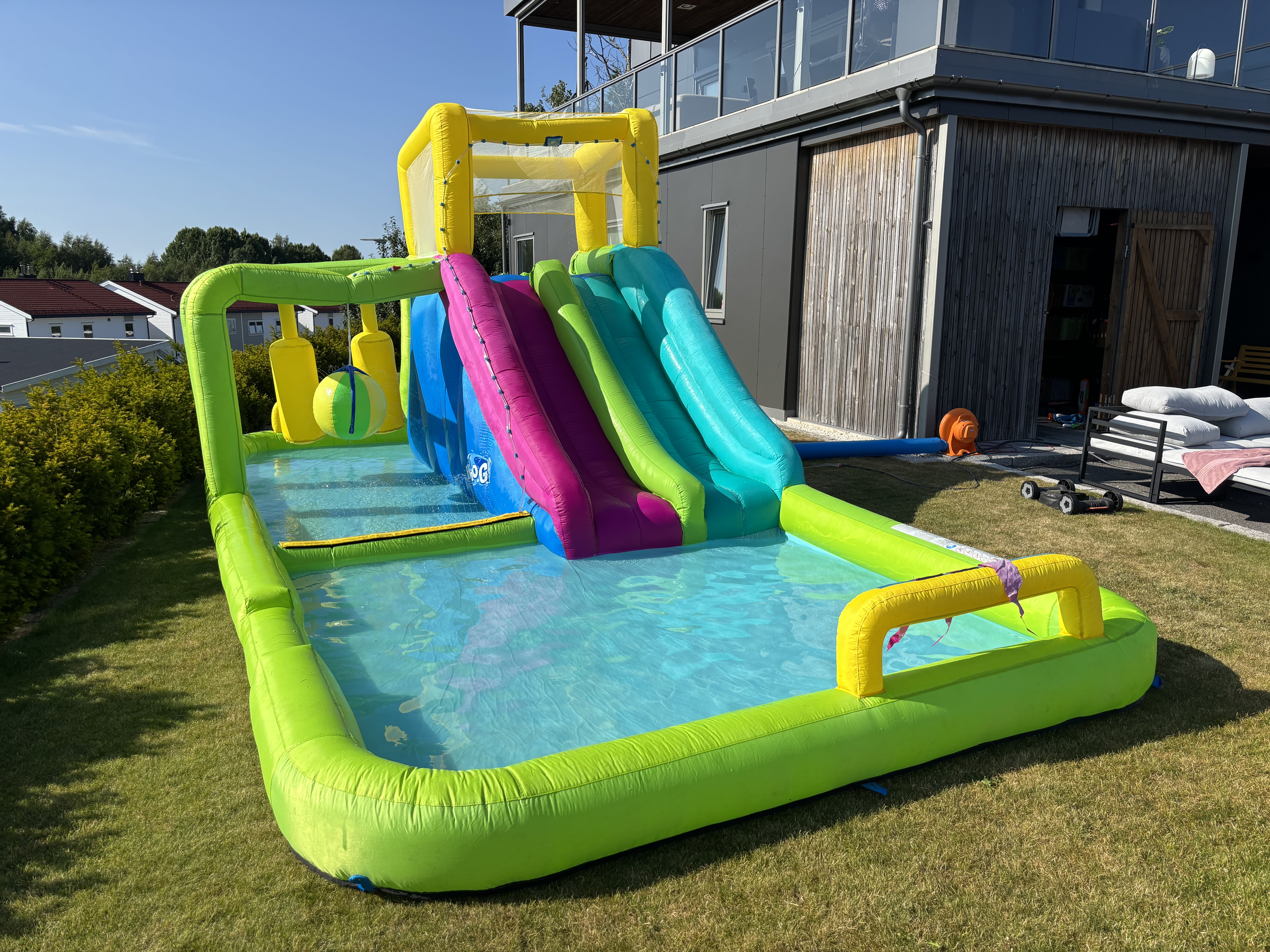 Lite oppblåsbart badeland, for barn 3-8 år.