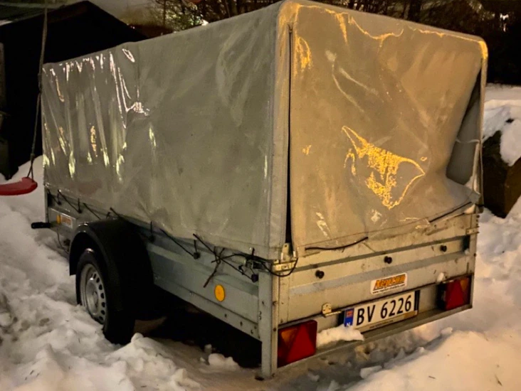 Liten enkel henger med kapell