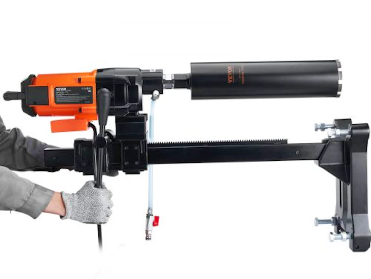 Betongborrigg med ett djup på 40 cm och en borrkronadiameter på 10,25 tum, lämplig för golv och väggar