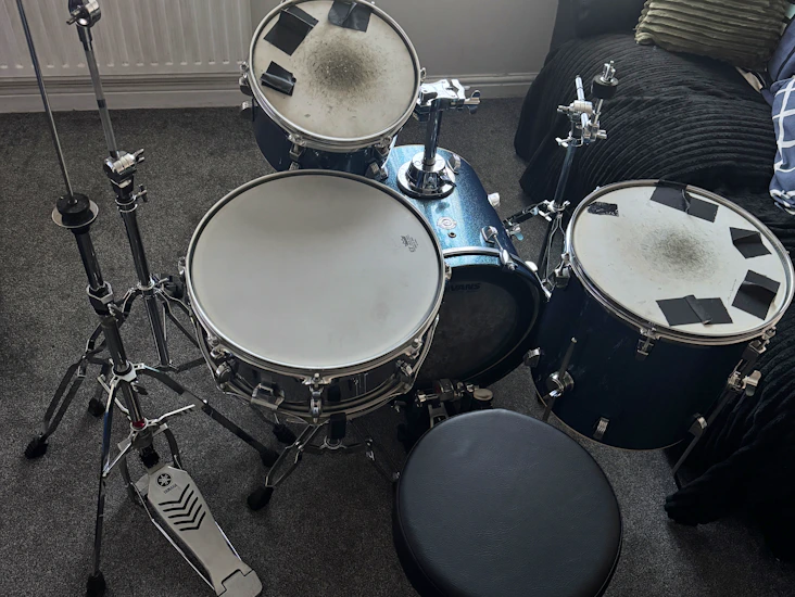 4-piece jazz drum kit for rent – compact & warm tone