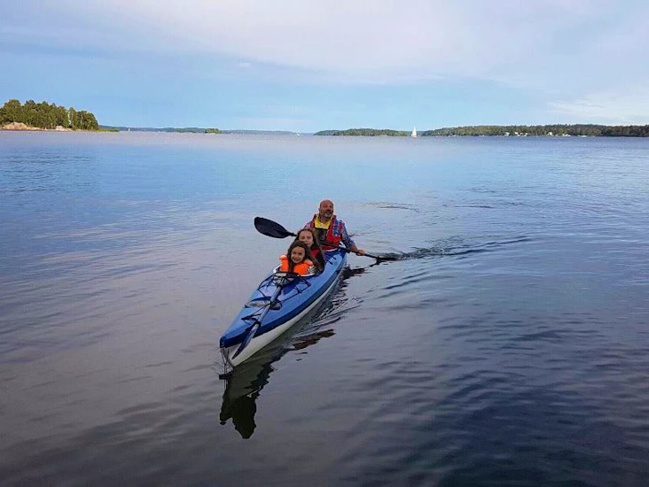 2-mans kajak i österskär vid början på långhundraleden och skärgården