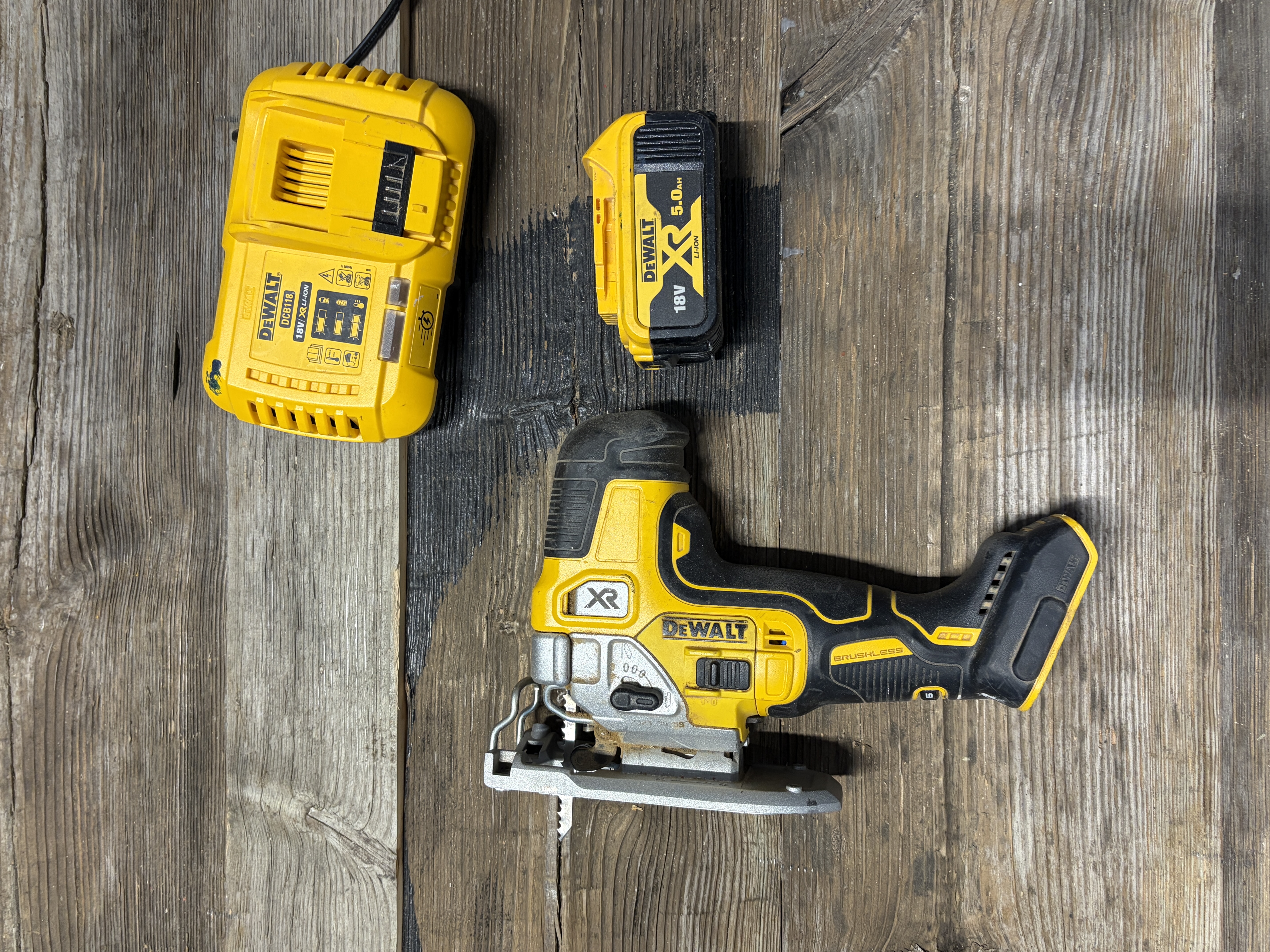 Dewalt dcs335 18v xr børsteløs stikksag med batteri og lader