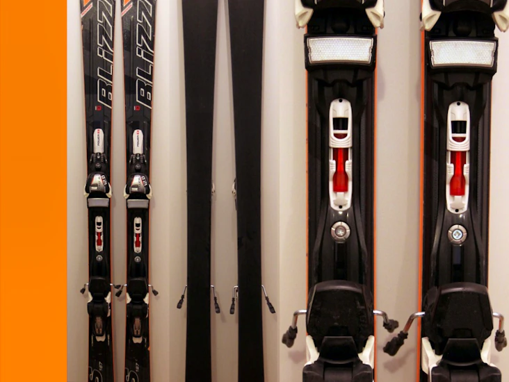 Skidor (167 cm), stavar och pjäxor (42)