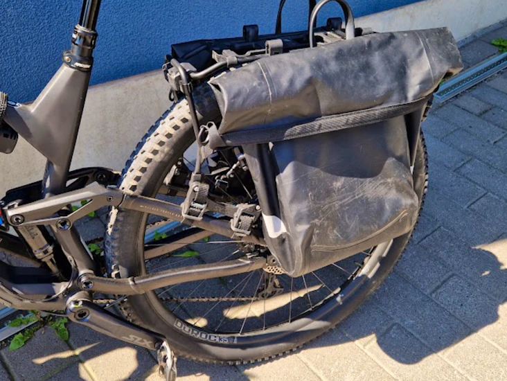 Tavarateline ja 2 kpl laukkuja