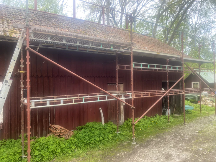 En sektion haki byggställning