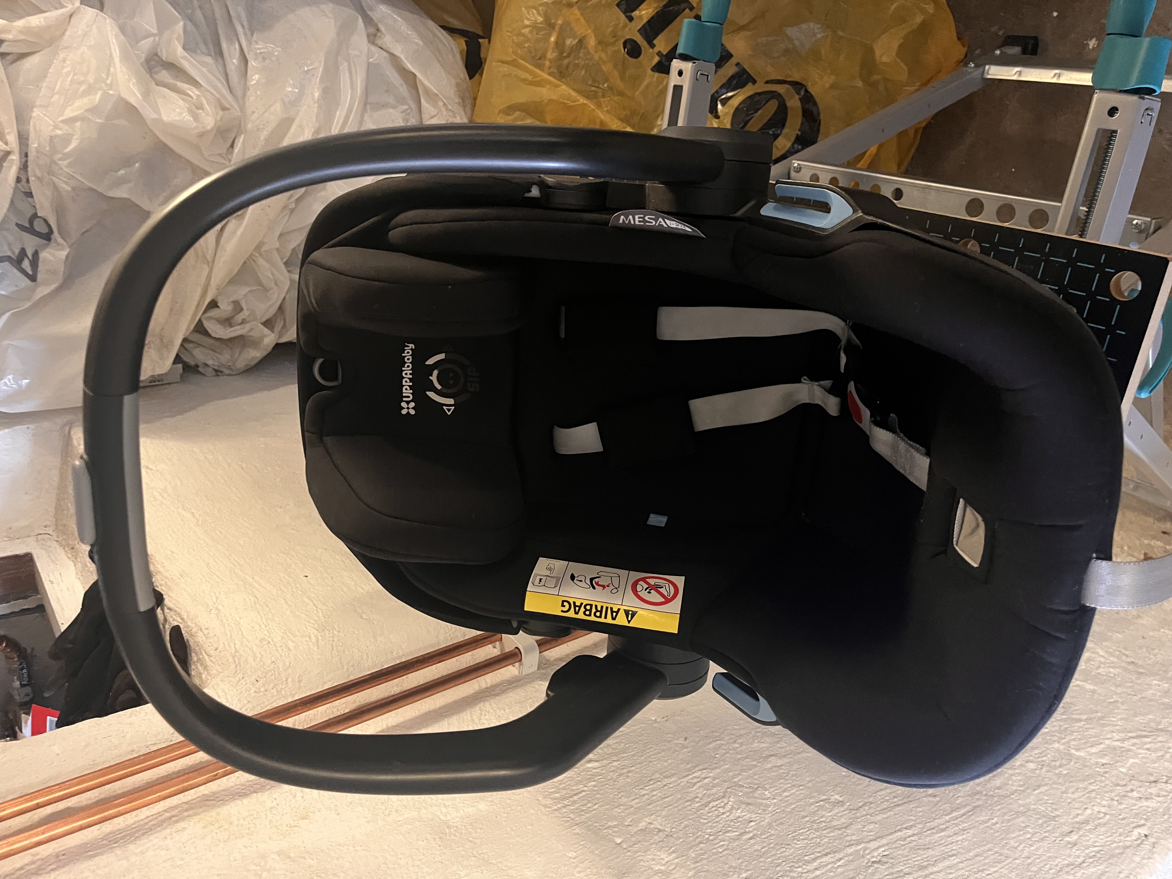 Babyskydd bältad eller med isofix 