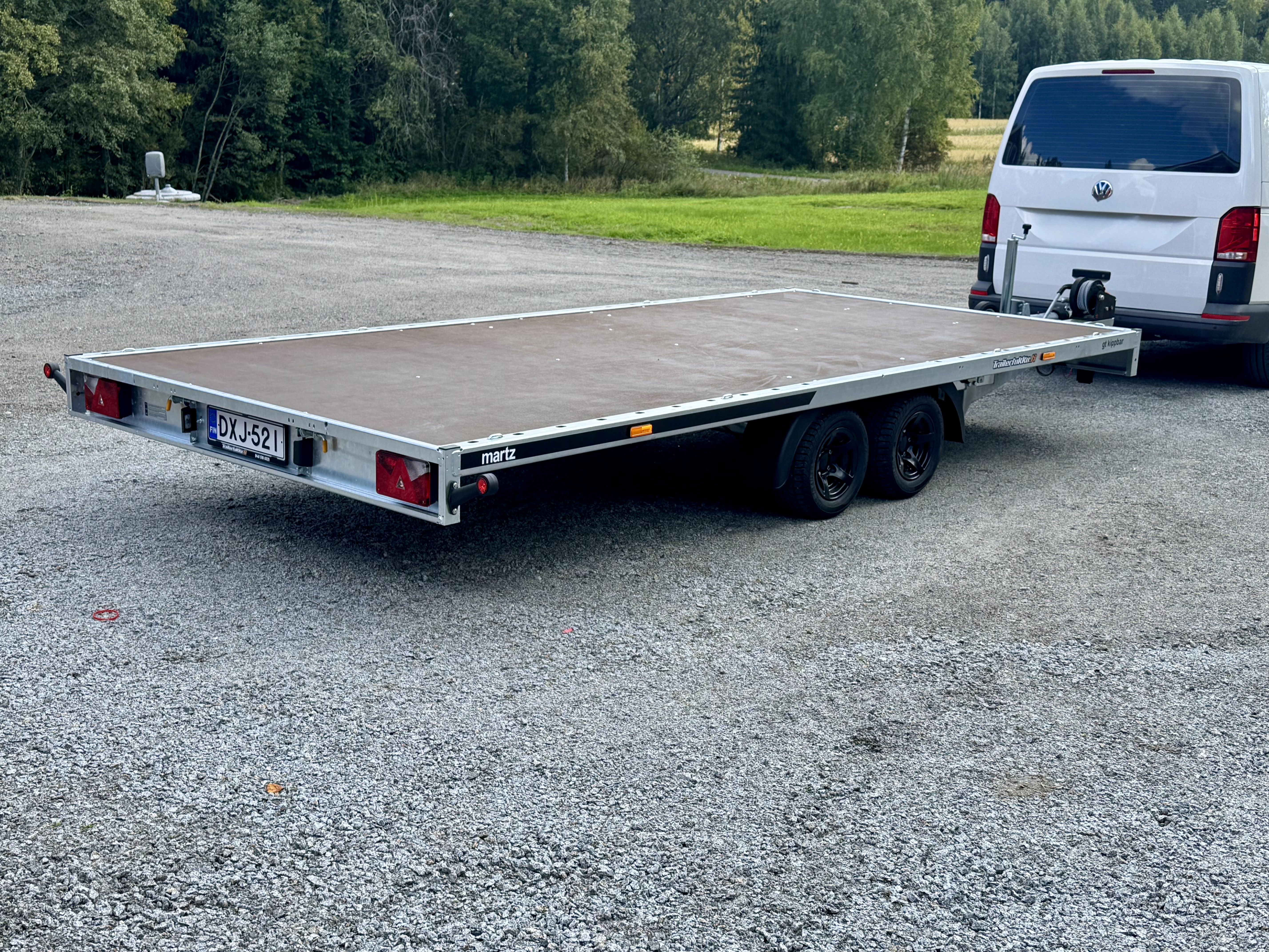 Kippaava autotraileri / lavettikärry