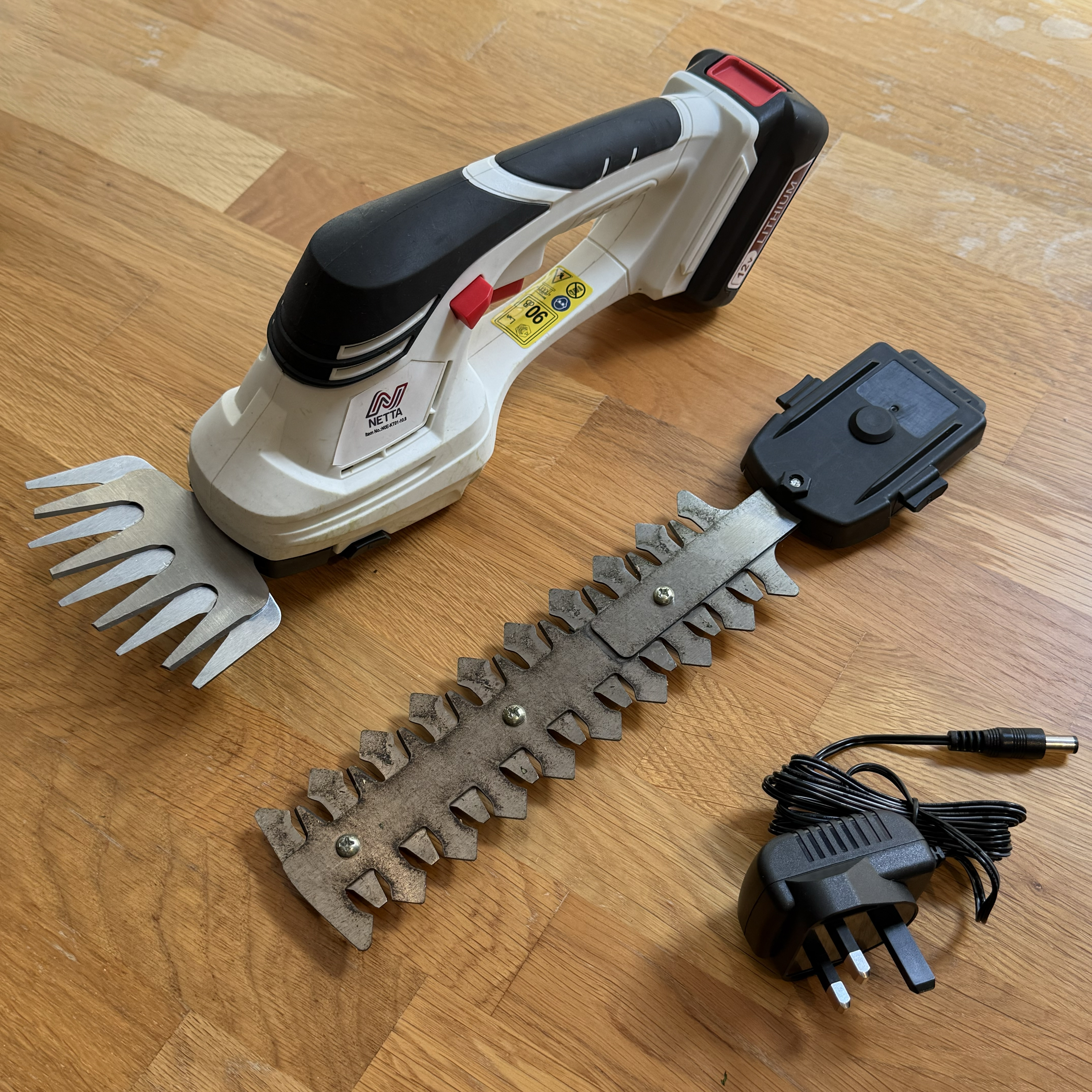 Cordless 2-in-1 hedge trimmer
