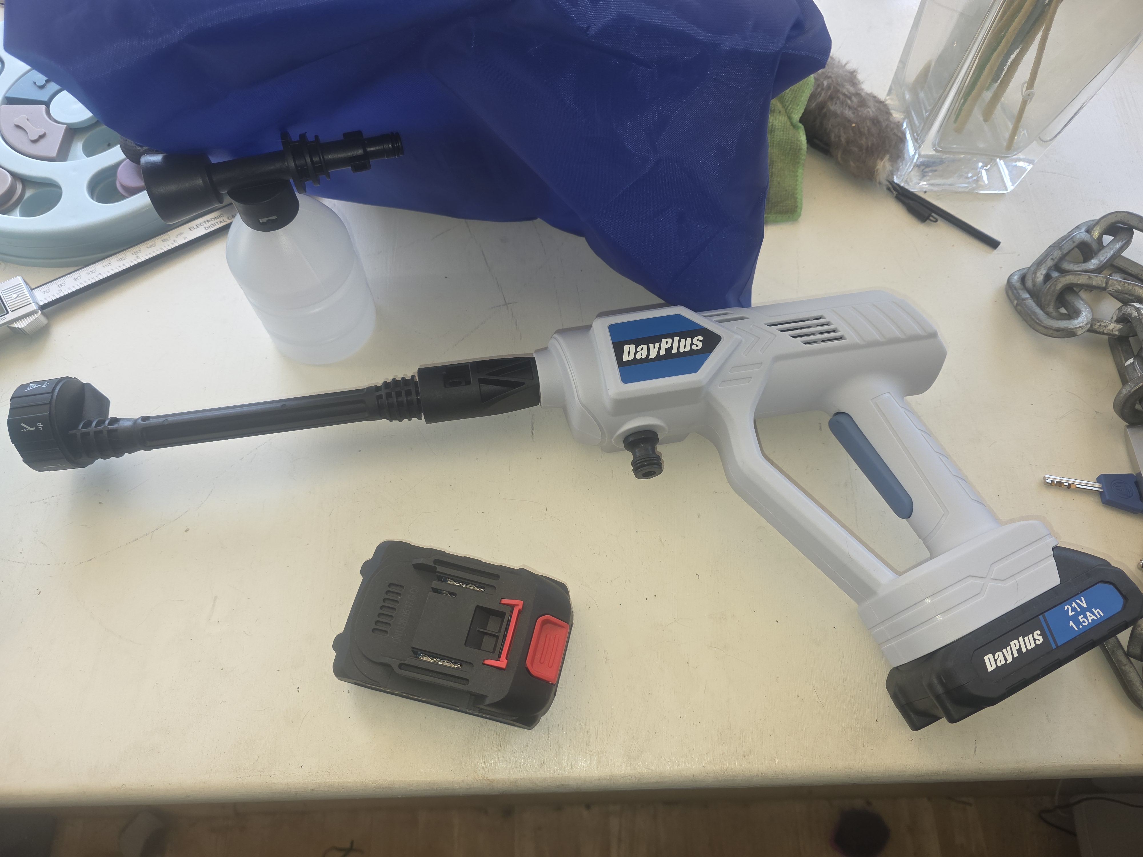 Portable jet pressure washer with 2 batteries