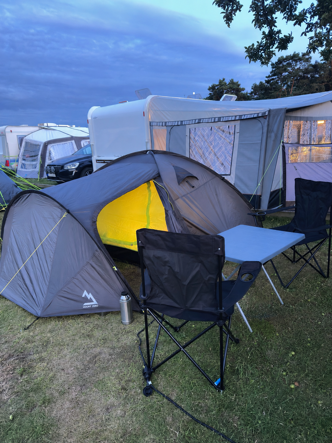 Komplett tält med förgård, 4 personer+ 2 manna tält, sovsäckar, lampa, first aid