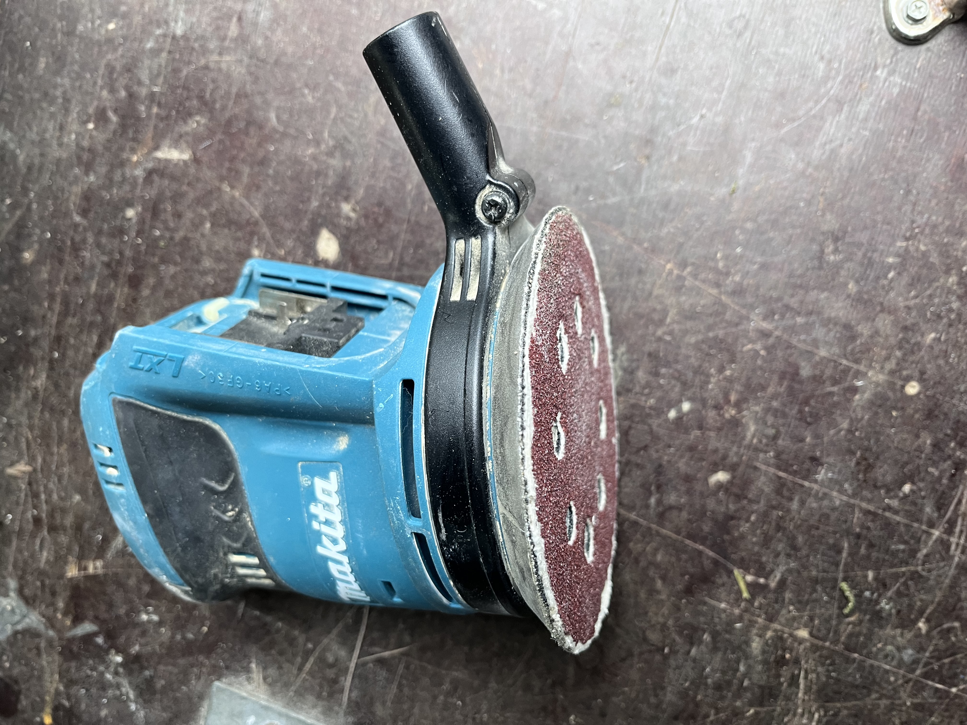 Pussemaskin makita håndholdt med batteri.