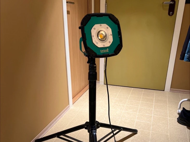 Kraftig led-arbeidslampe, regulerbar høyde