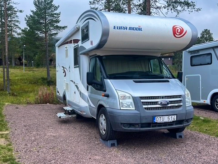 Euramobil 411 husbil för upp till 6 personer b-körkort