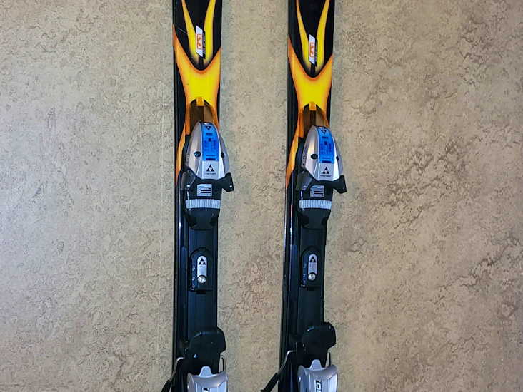 Alpin slalom carving skidor pjäxor stavar hjälm