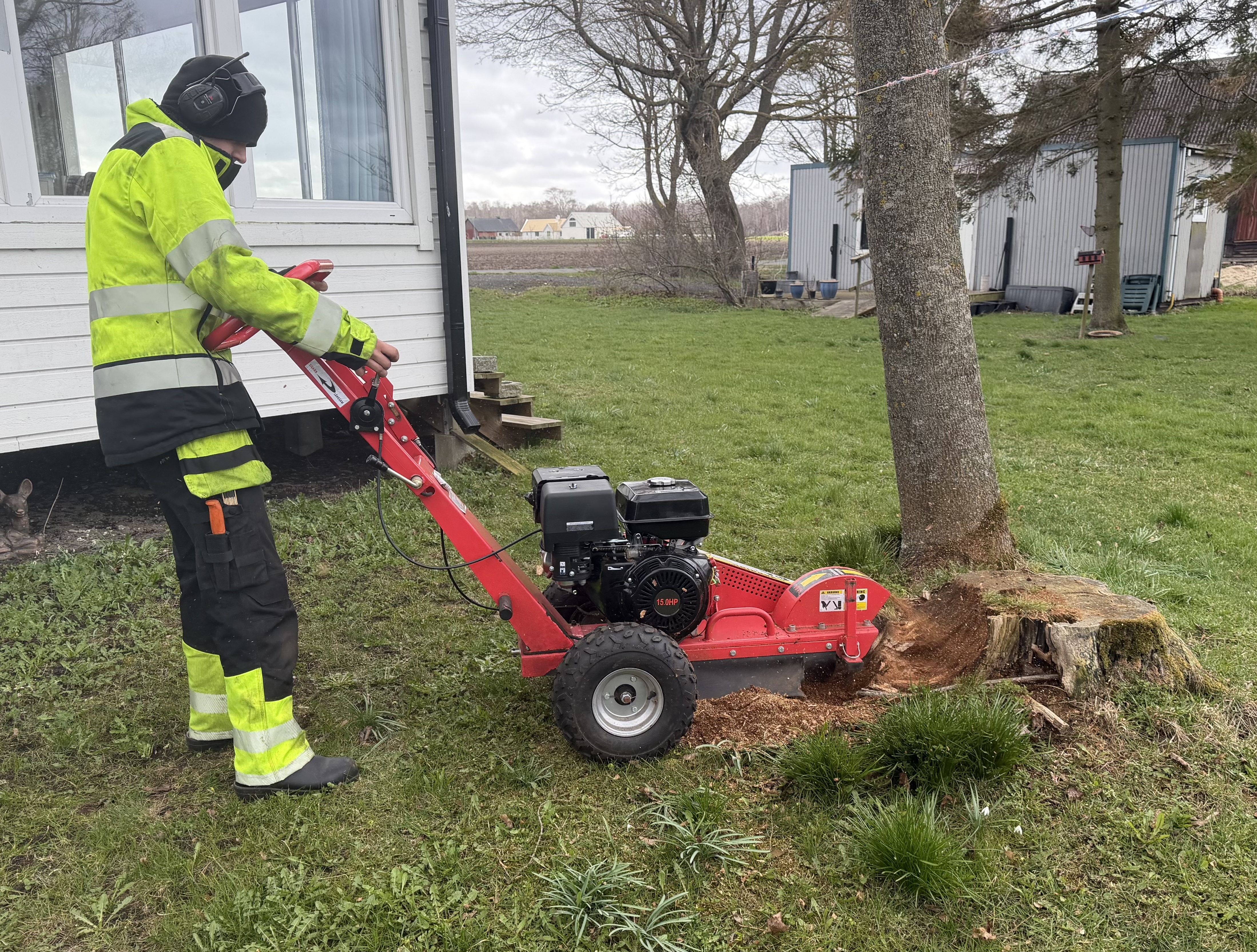 Stubbfräs med släp ut hyres!