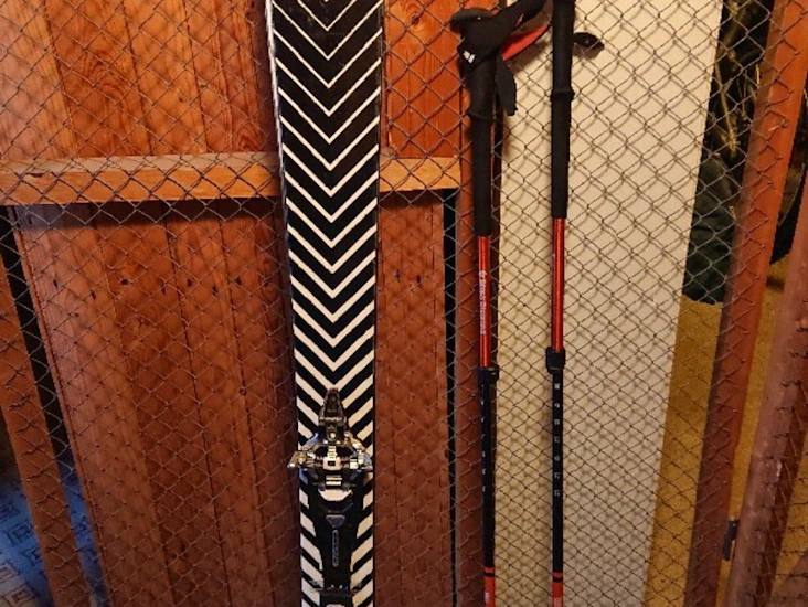 Topptursskidor med stavar och stighudar