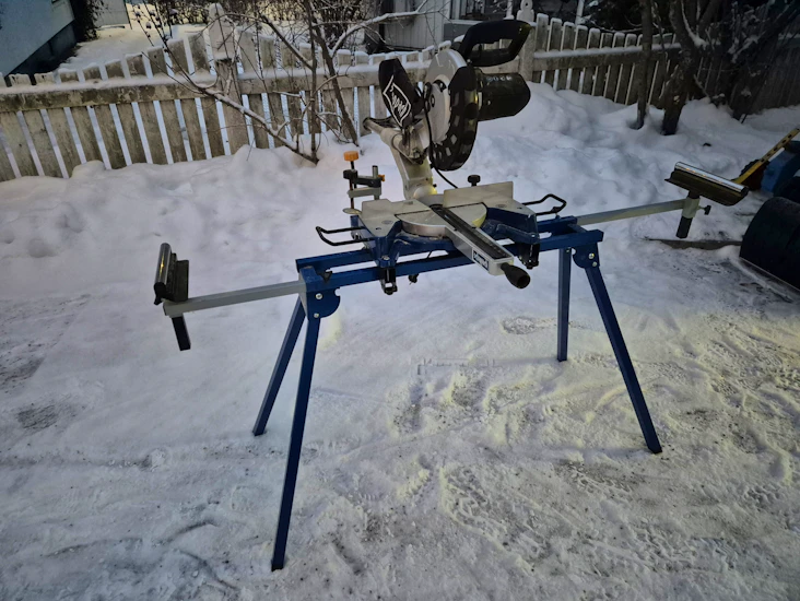 Katkaisu- ja jiirisaha jalustalla