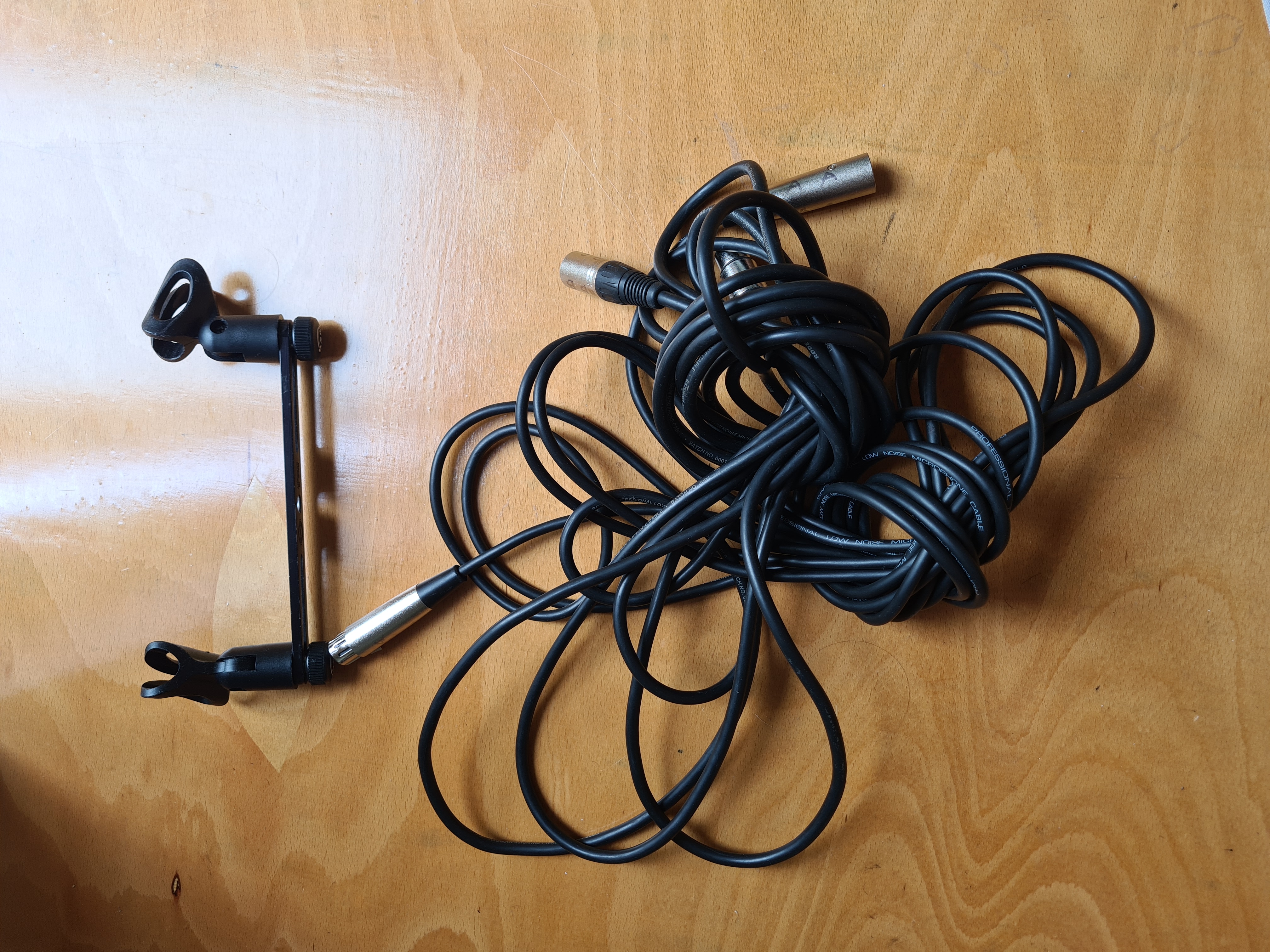 2x xlr cables and microphone stereo bar